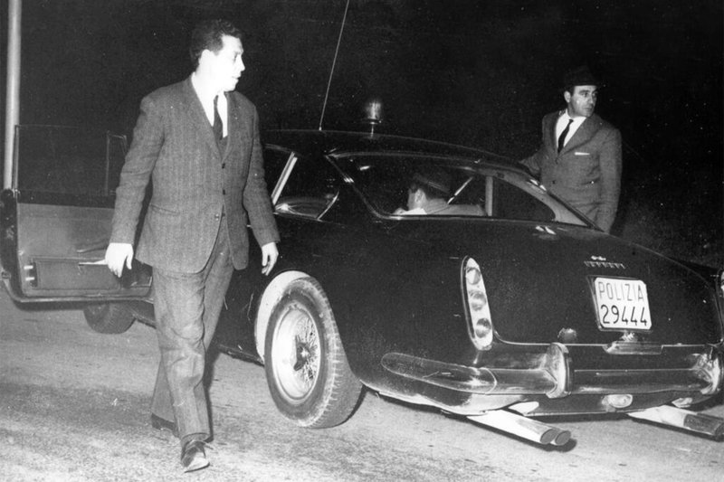 1962-Ferrari-250-GTE-22-Polizia-04