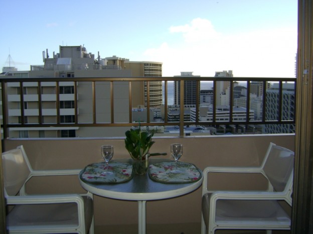 R0877 800x600Lifetime in Hawaii Honolulu HI USA balcony