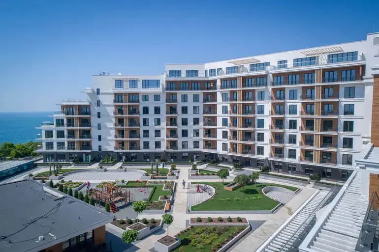 ЖК Marinist Residence — современный фасад возле моря