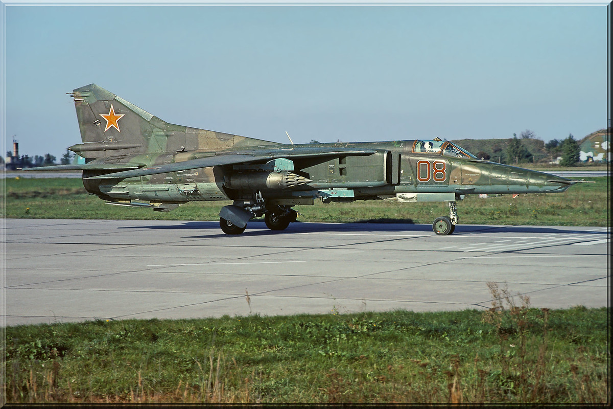296 APIB MiG-27M 08 Red_83712545258, Summer 1992_4