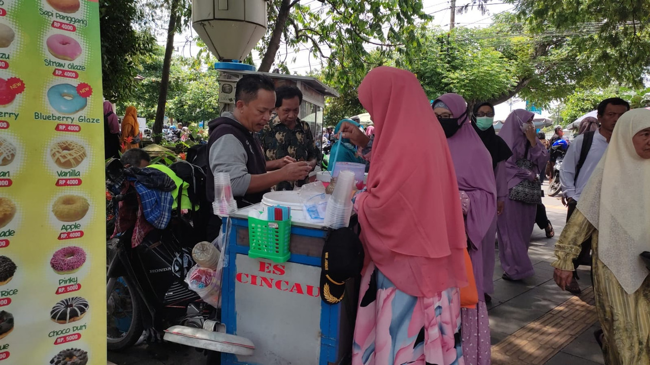 Sejumlah pembeli memadati kawasan Ngarsopuro Street Food untuk berburu kuliner, Minggu (5/3/2023).