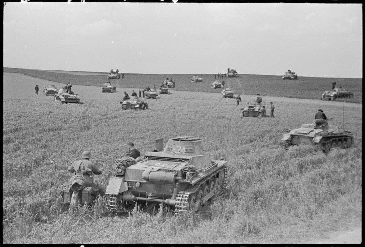 Durant la bataille de Gembloux (Belgique), des chars Panzer I et II de la 4e division blindée allema