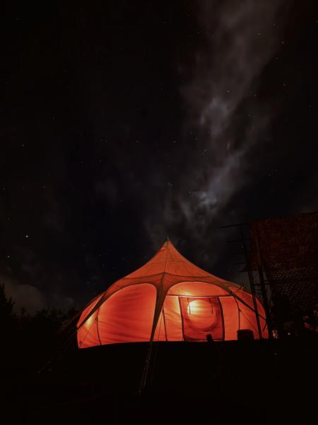 Domo iluminado bajo el cielo nocturno en Glamping Matanzas