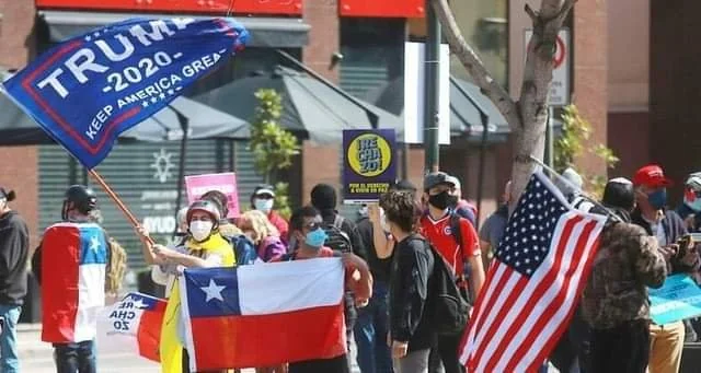 adherentes-del-rechazo-son-fotografiados-con-bandera-de-eua-v0-HC-9Byvps5Gx-SZXP6c8YAo3ED-0Ik-Xs-Fu.webp