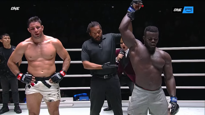 Умар Кейн нанесе първа загуба в ММА на Маркъс Алмейда