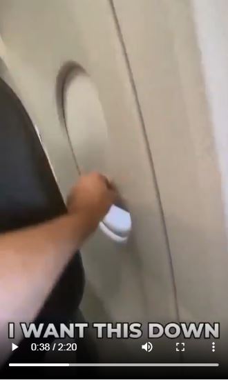 Penumpang berdebat di pesawat