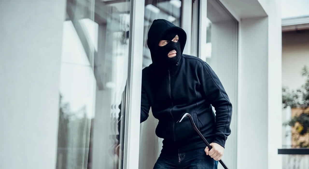 Ladrón es captado huyendo en la GAM, hombre le dio una paliza con un tubo: video