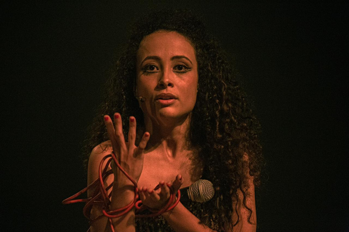 A Menina com Asas por um Fio 2 - Rayza Noiá