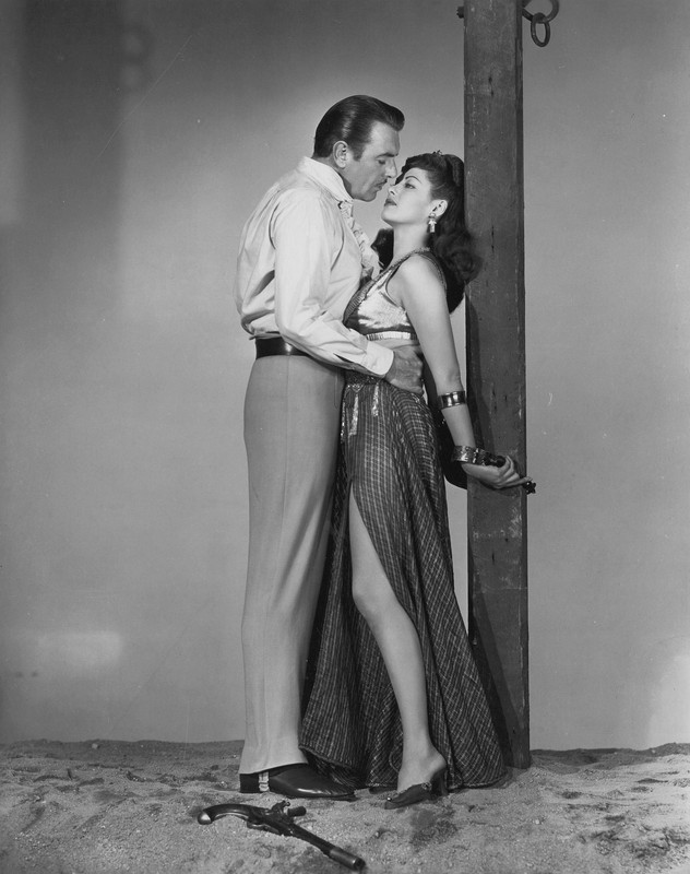 Yvonne_De_Carlo_b50