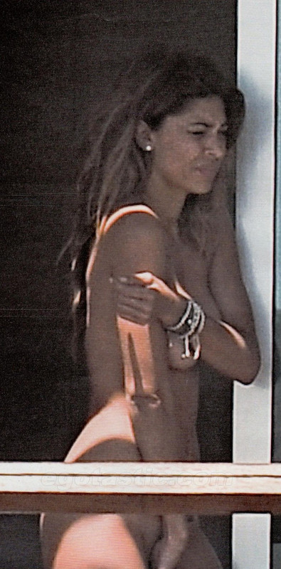 belen-rodriguez-topless-balcony-01-830x1680