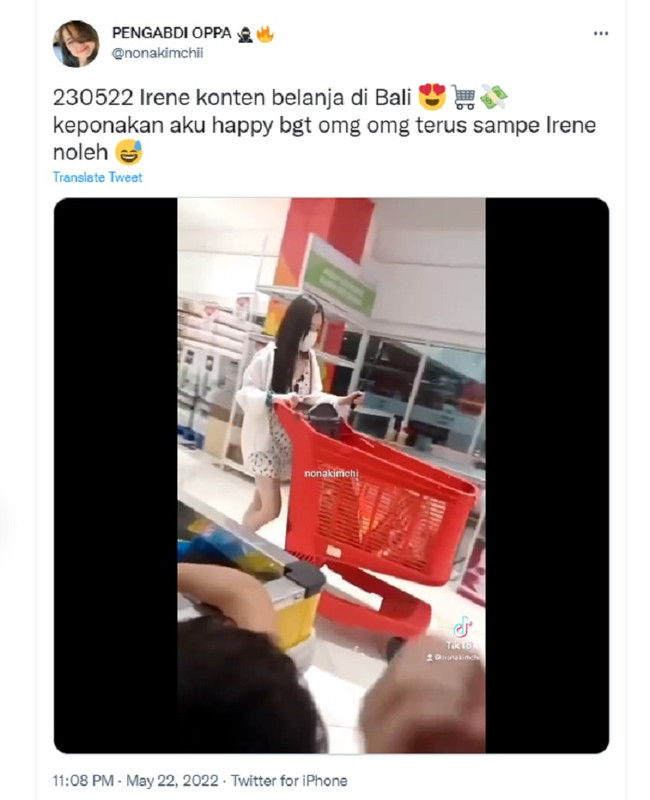 Momen Irene Red Velvet saat berada di sebuah pusat pebelanjaan di Bali.