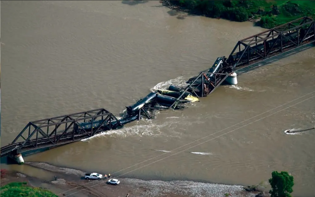 Tren con sustancias peligrosas cae al río Yellowstone por colapso de puente