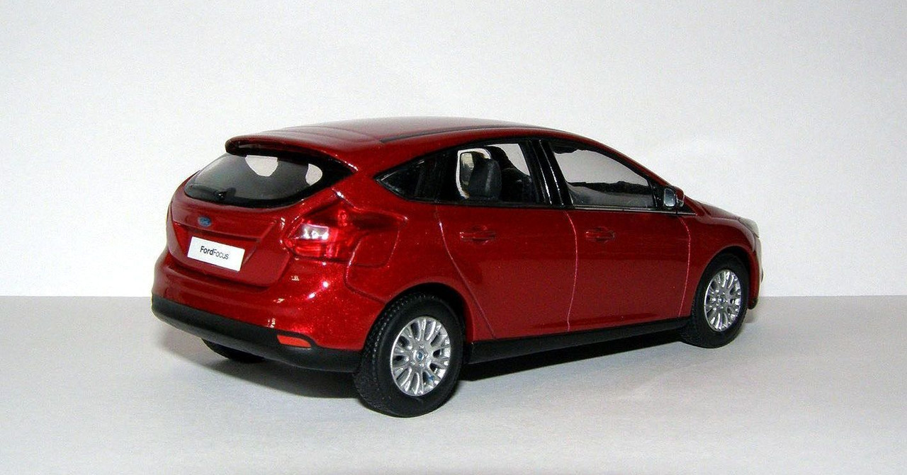 2011 Ford Focus (Minichamps) 2