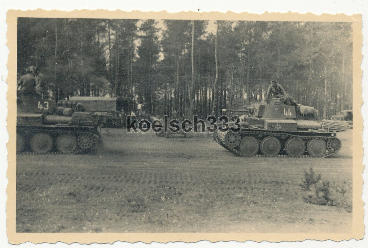 Foto Panzer 38(t) Kolonne der Wehrmacht beim Vormarsch an der Ostfront 1941 (2)