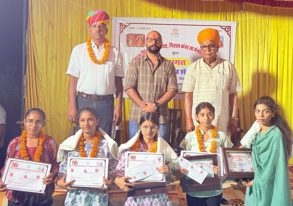 कुमास में प्रतिभाओं का हुआ सम्मान, भक्ति भजनों से धर्ममय हुआ वातावरण