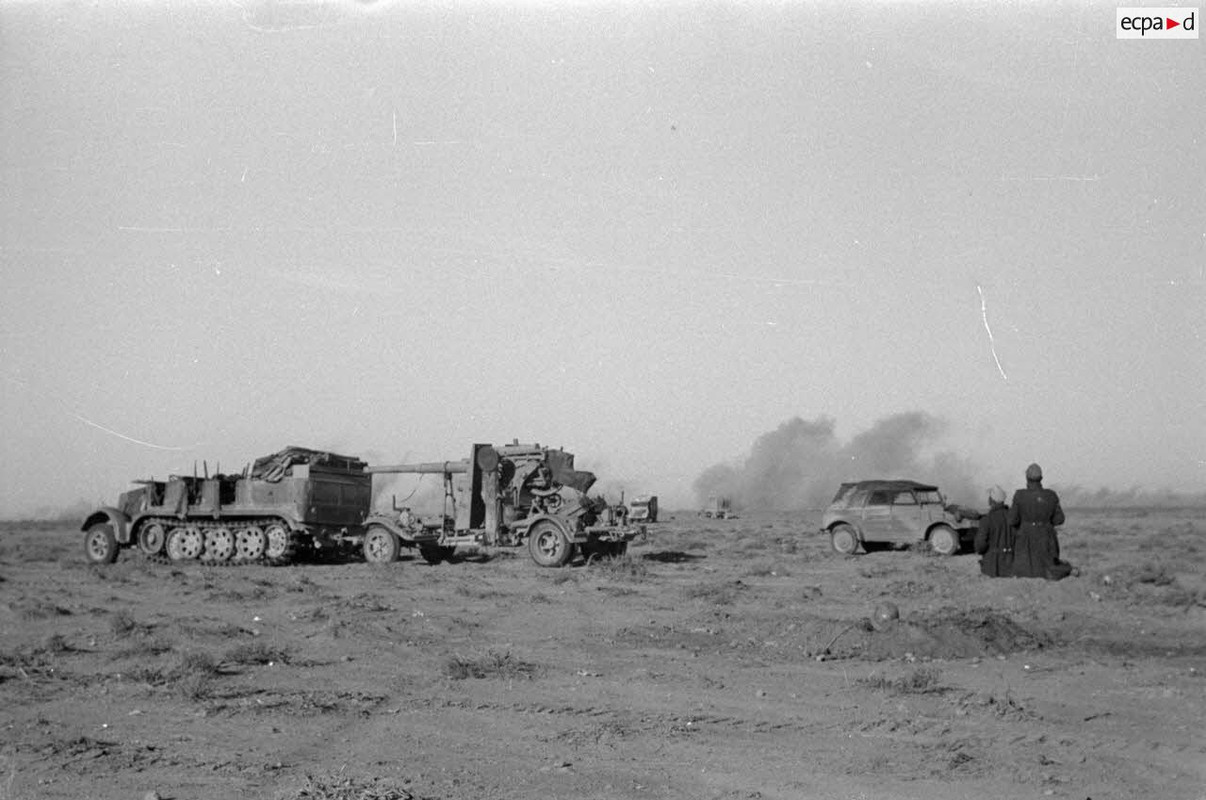 Un semi-chenillé Sd.kfz.7 tractant un canon de 8,8 cm Flak durant un tir d'arillerie britannique.1