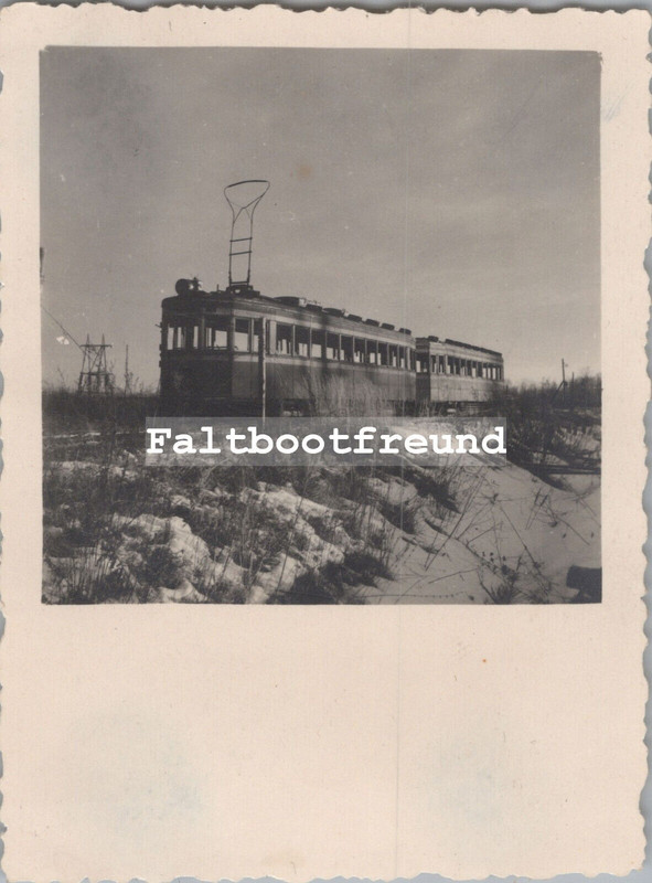 Foto, Wk2, Ausgebrannte Straßenbahn in Leningrad, Russland