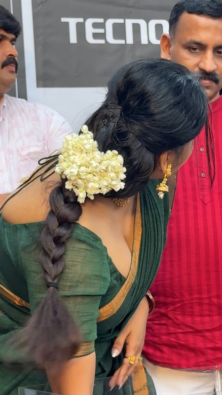 Anna Rajan Sexy Cleavage in green saree mp4 snapshot 00 05 783