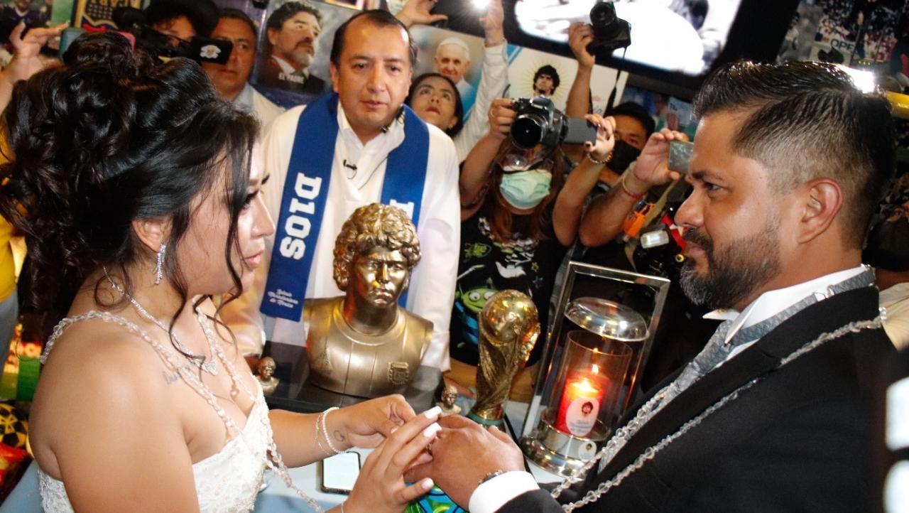 Maradona: Iglesia Maradoniana en Puebla celebra su primera boda