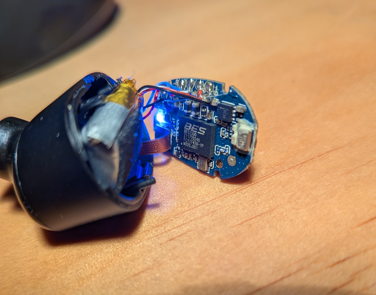 [Image: Pine-Buds-Pro-PCB-removed-showing-main-c...wiring.png]