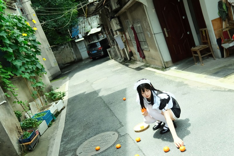 白莉爱吃巧克力 深巷女仆 Cosplay 写真【11P｜487MB】