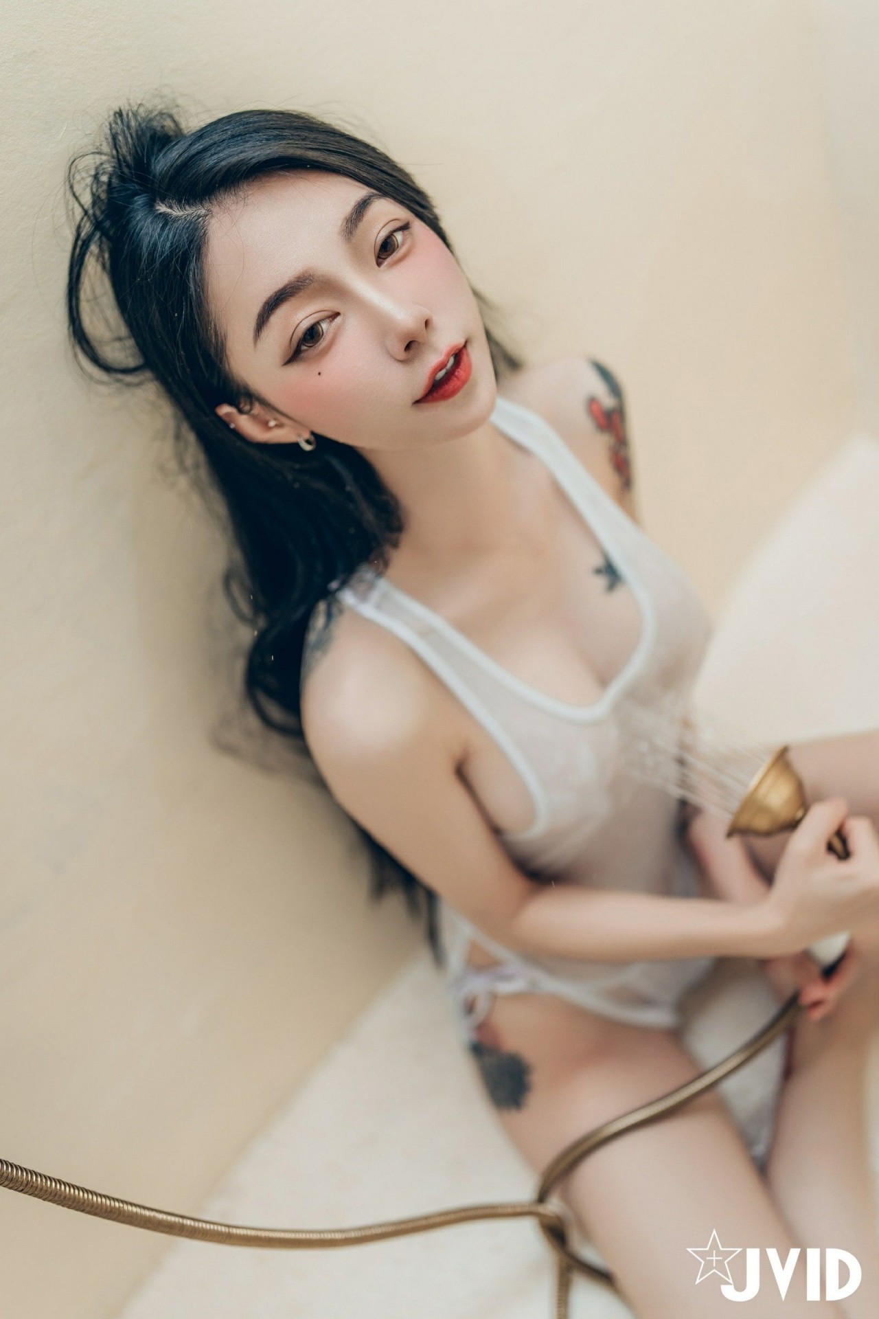 jvid 飄 飄《女神比基尼》美女写真，躺在浴缸场景，尽显性感姿态插图8