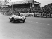 24 HEURES DU MANS YEAR BY YEAR PART ONE 1923-1969 - Page 33 54lm12-Jaguar-D-Type-Stirling-Moss-Peter-Walker-12