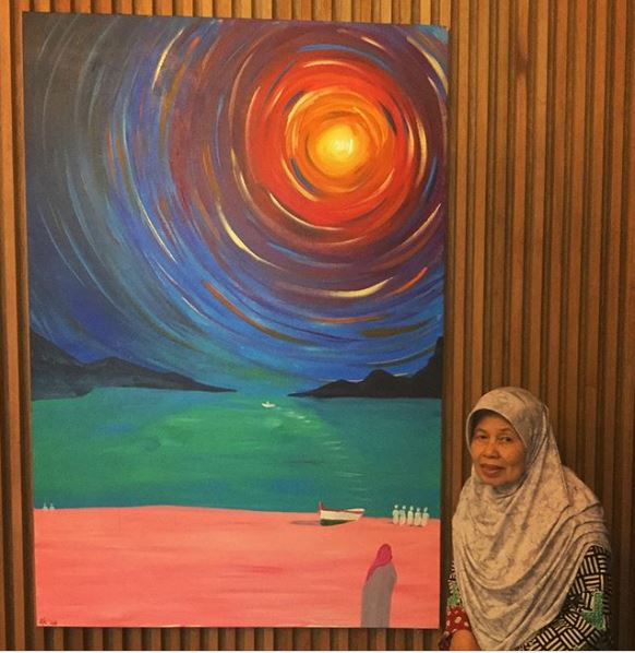 Ibunda Ridwan Kamil di samping lukisan