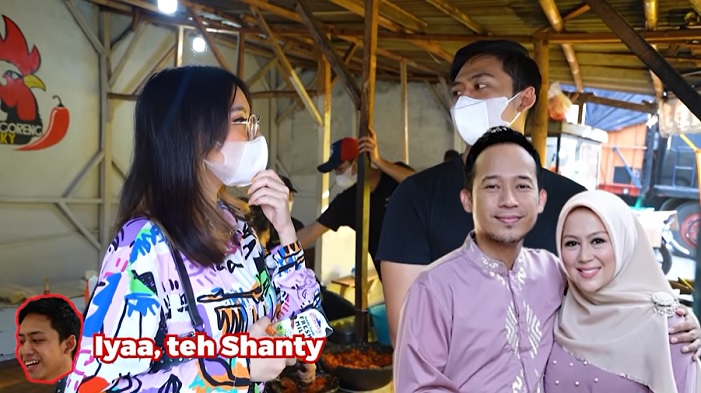 Melky pemilik Warung Ayam Goreng langganannya istri Denny Cagur di Garut.