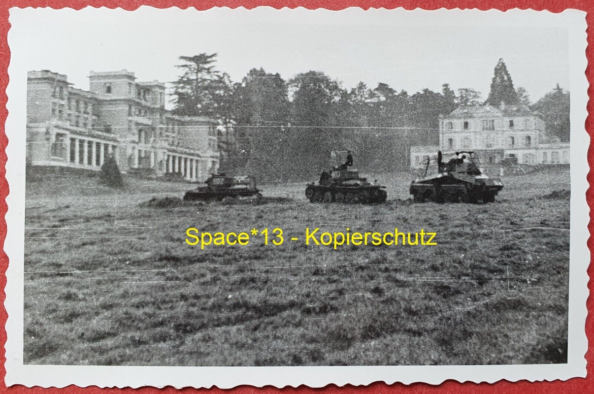 Foto Panzer III & Panzerspähwagen vor Schloss in Frankreich 1940 Wehrmacht SdKfz.