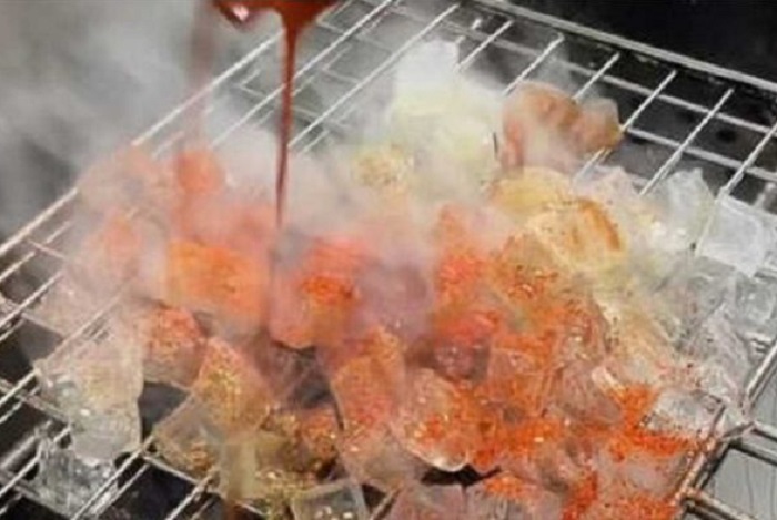 Kuliner unik es panggang yang dijual di China.