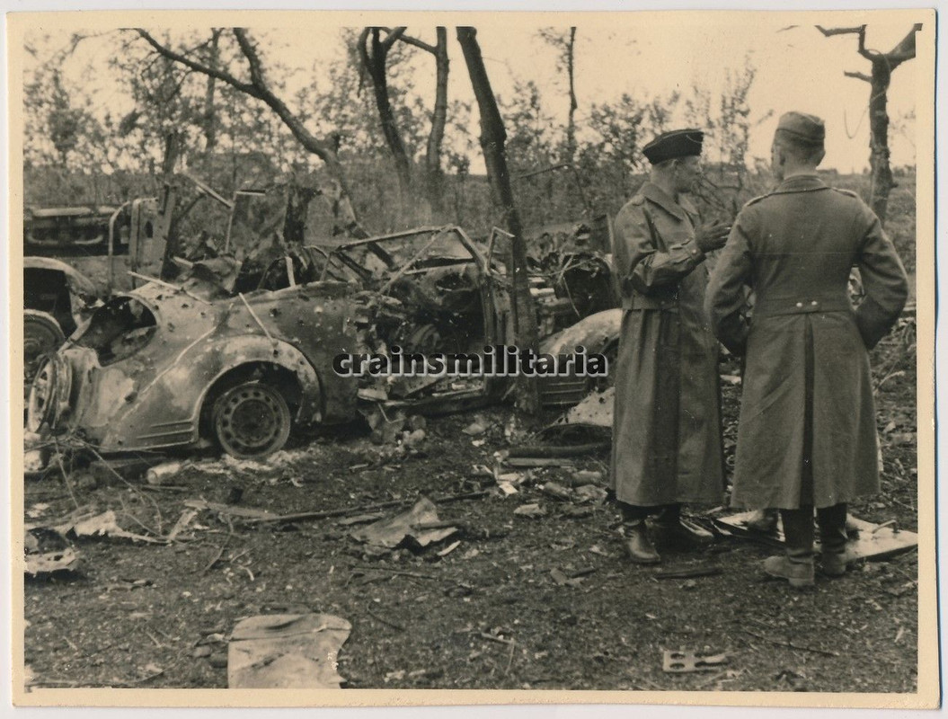 Orig. Foto Panzer Offizier bei zerstörte Opel Pk