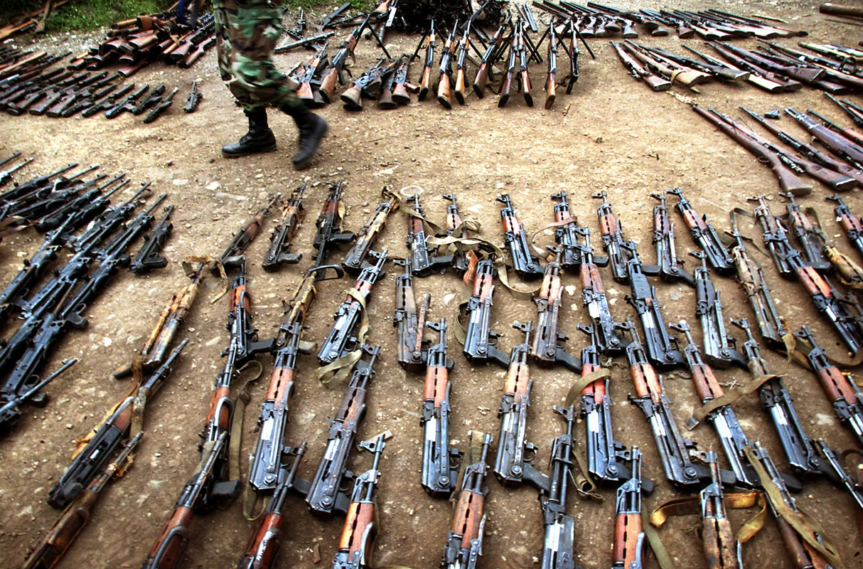Photographie de la récolte policière d'armes illégales du 4-5 Juillet 2014. On y remarque un grand nombre d'origine afaréenne, une preuve que le trafic d'armes au sud de l'Eurysie est prospère au-delà des frontières estaliennes.