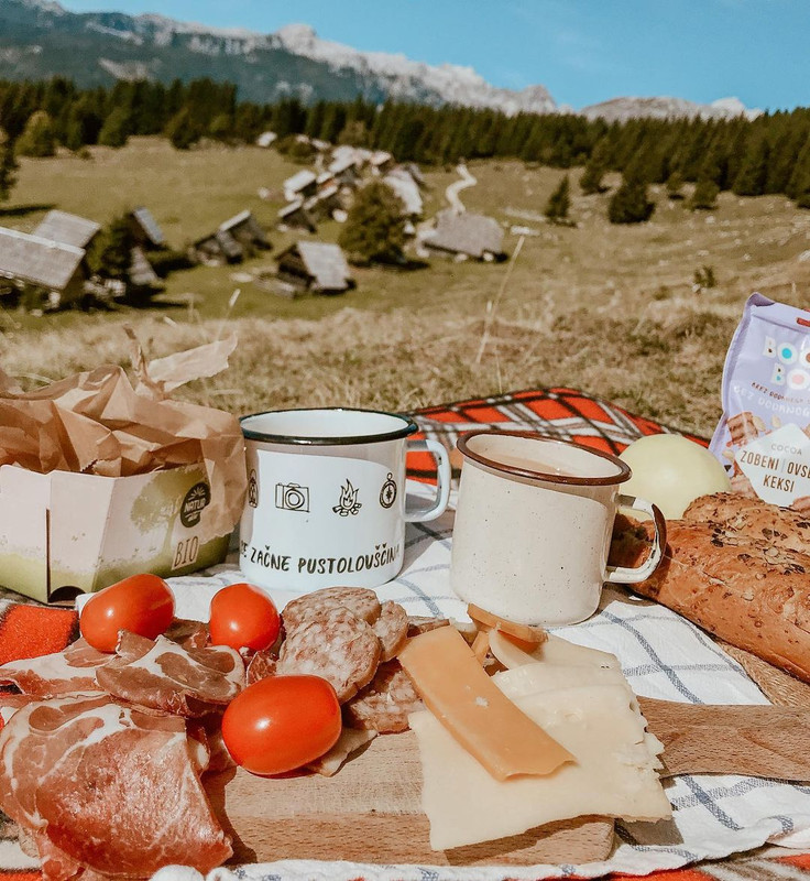 legins-w-a-view-@pethralang.PICNICDATE