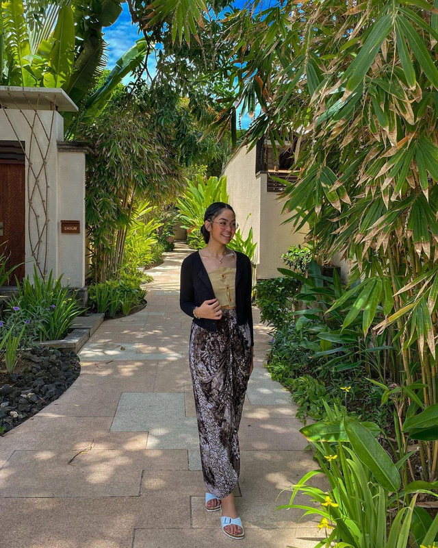 Pesona anggun Rania Maheswari Yamin saat tengah liburan di Pulau Bali.
