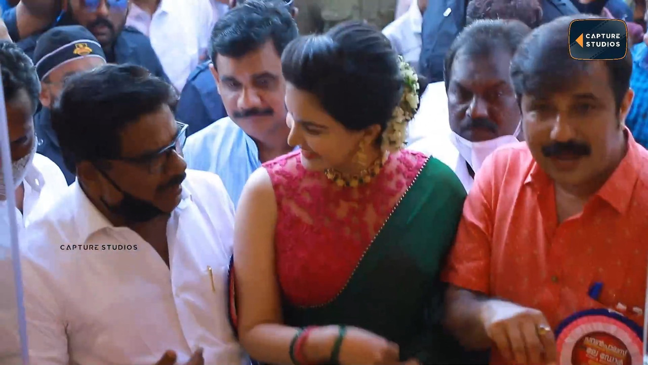 Honeyrose Hot sexy in saree.mkv_snapshot_00.09.610