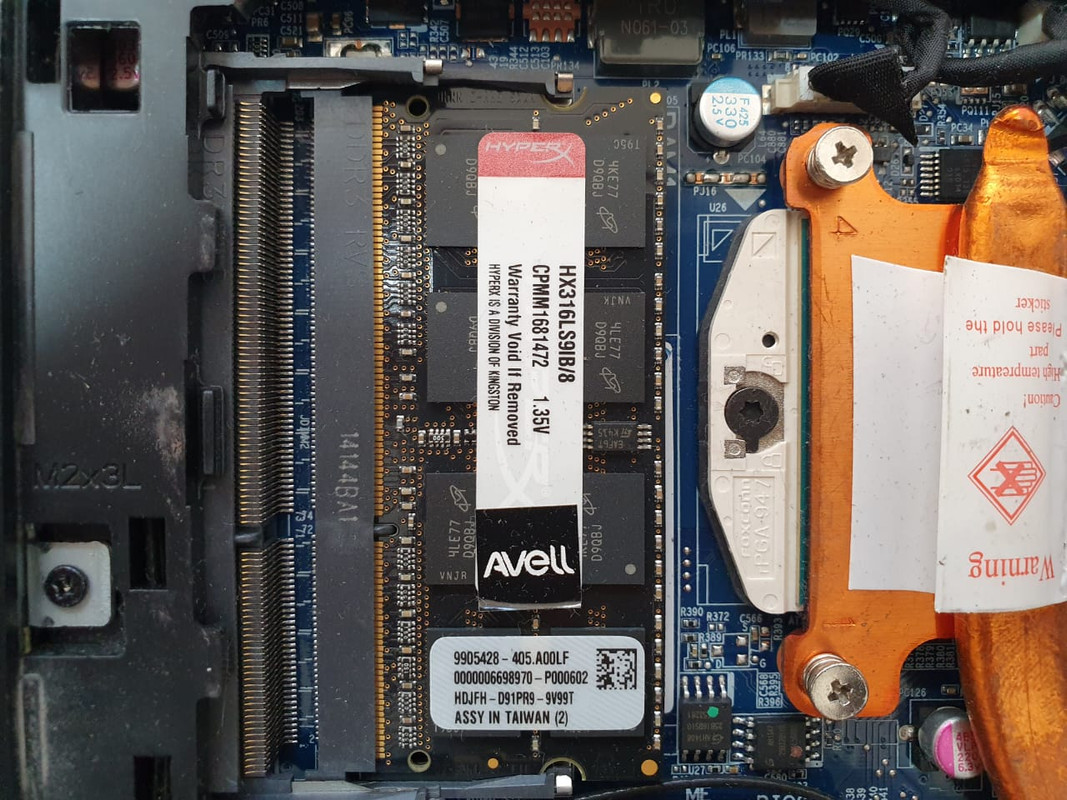 Notebook desmontade evidenciando RAM.jpg