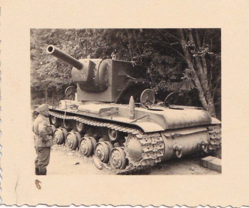 zerstörter 72 to Tank Typ KW 2 bei Lida Лида Belarus Russland Juli 1941.