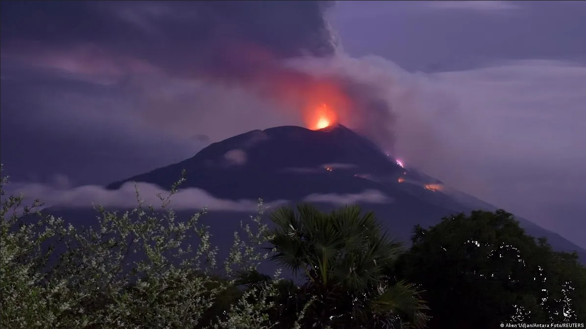 VIDEO: Erupción volcánica en Indonesia desata evacuaciones y alerta de tsunami