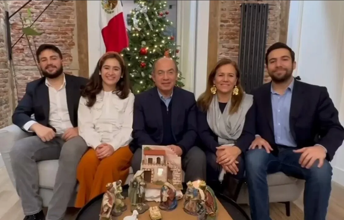 En compañía de su familia Felipe Calderón y Margarita Zavala mandan mensaje navideño