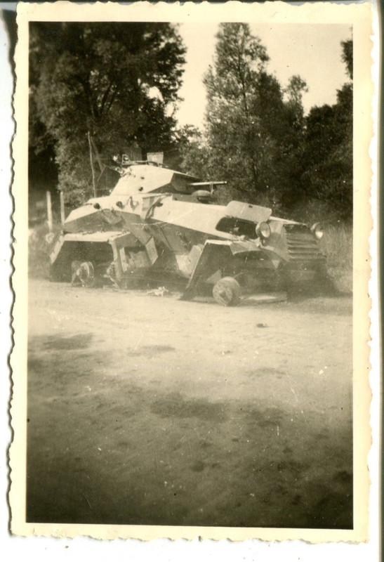 Orig.Foto zerstörter Deutscher Späh - Panzer Tan