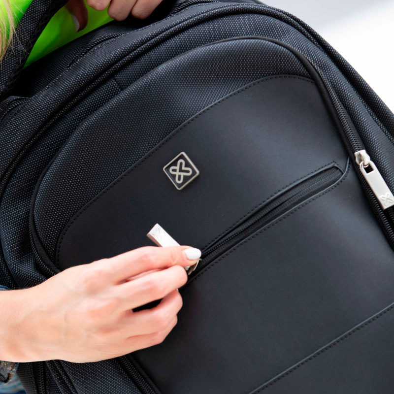 Una persona llevando el bulto Klip Xtreme Tundra, destacando su acolchado ergonómico.