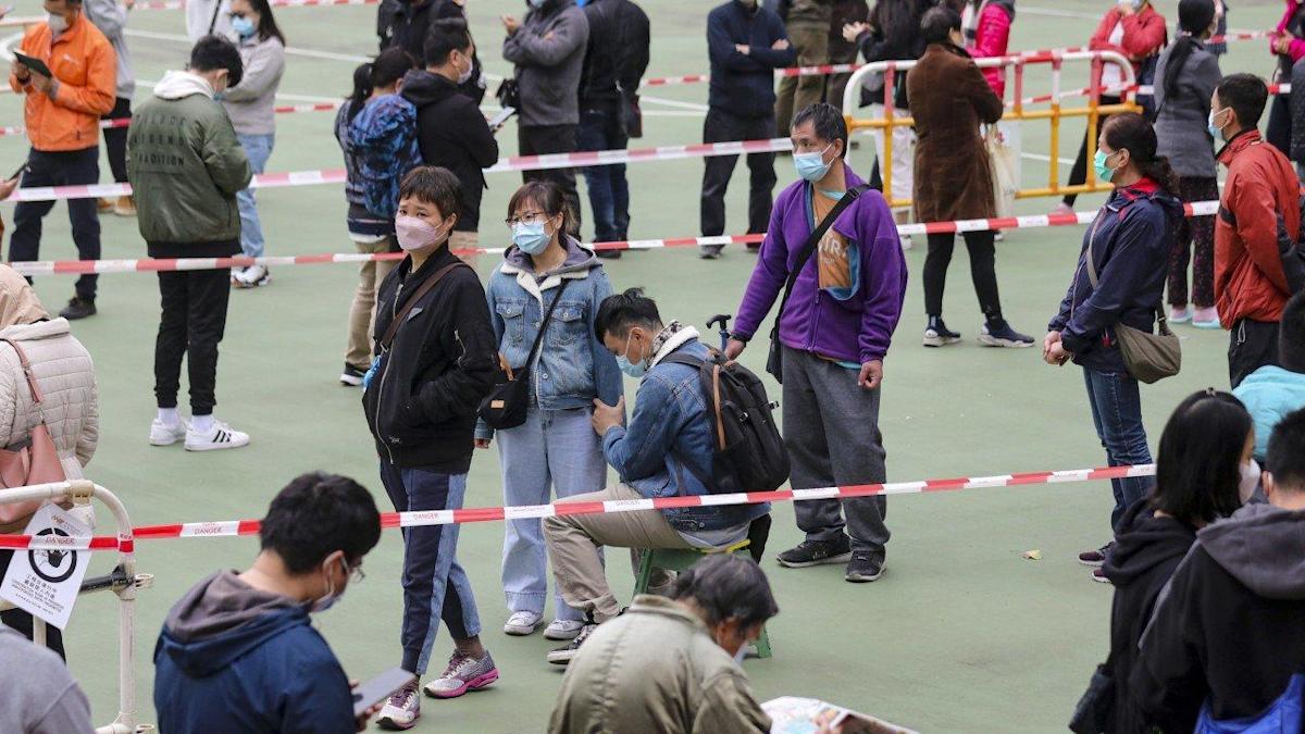 En Hong Kong aumentan infecciones por COVID-19, podrían llegar a 30,000 por día
