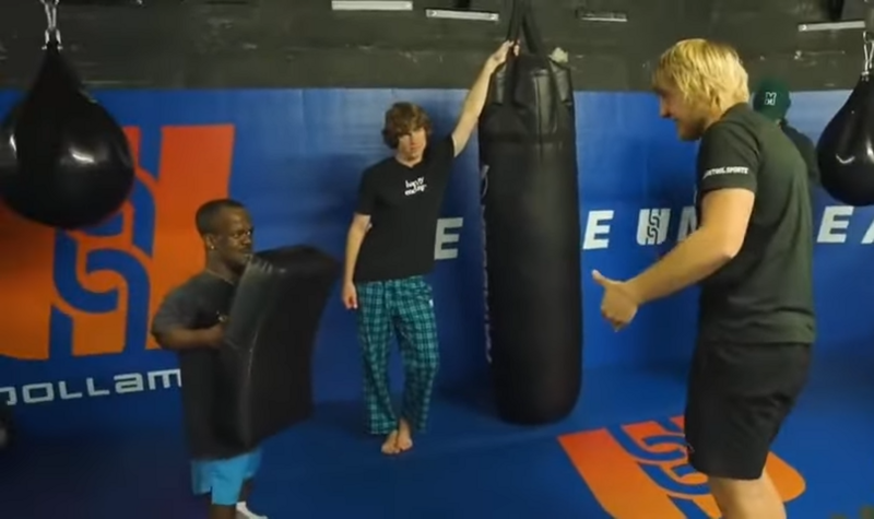 Критикуват Пади Пимблет, защото вкара фронт кик на джудже