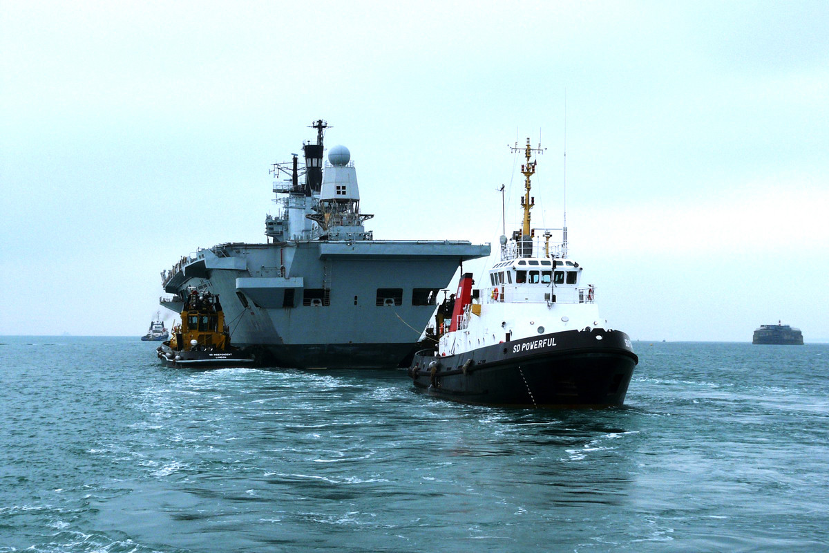 HMS Ark Royal (R.07) уводят на разборку, 20 мая 2013-4