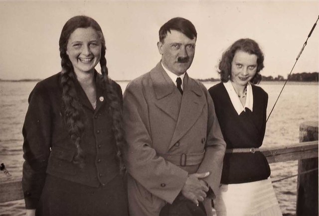 El joven Hitler con sus sobrinas Geli y Elfrieda