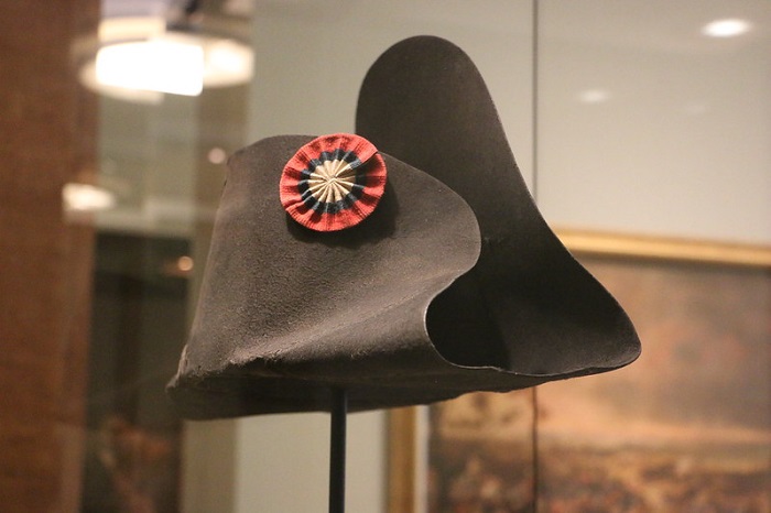 Topi milik kaisar legendaris asal Prancis Napoleon Bonaparte dilelang. Penawaran dimulai di rumah lelang Osenat di Fontainebleau, Paris, pada hari Minggu, (19/11/2023).