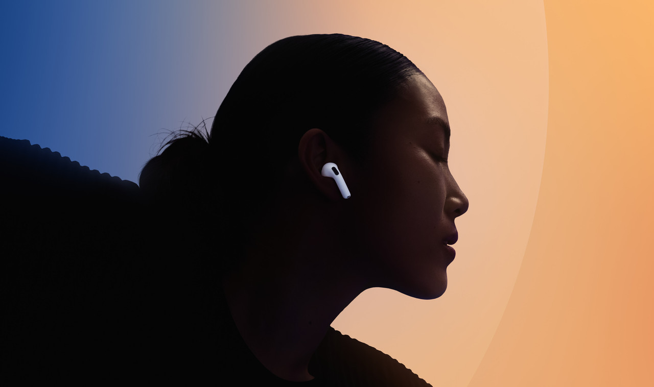 Una persona usando los AirPods mientras hace ejercicio.