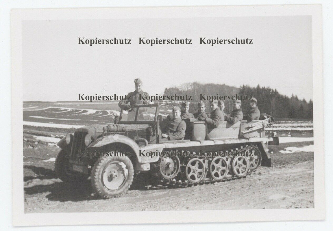 Foto 1939, Soldaten auf Halbkettenfahrzeug in Münsingen
