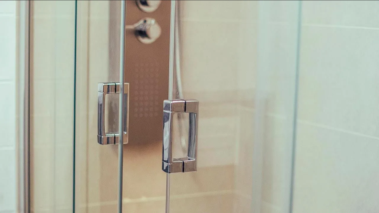 ¿La mampara de tu baño tiene manchas blancas? Elimínalas con estos trucos